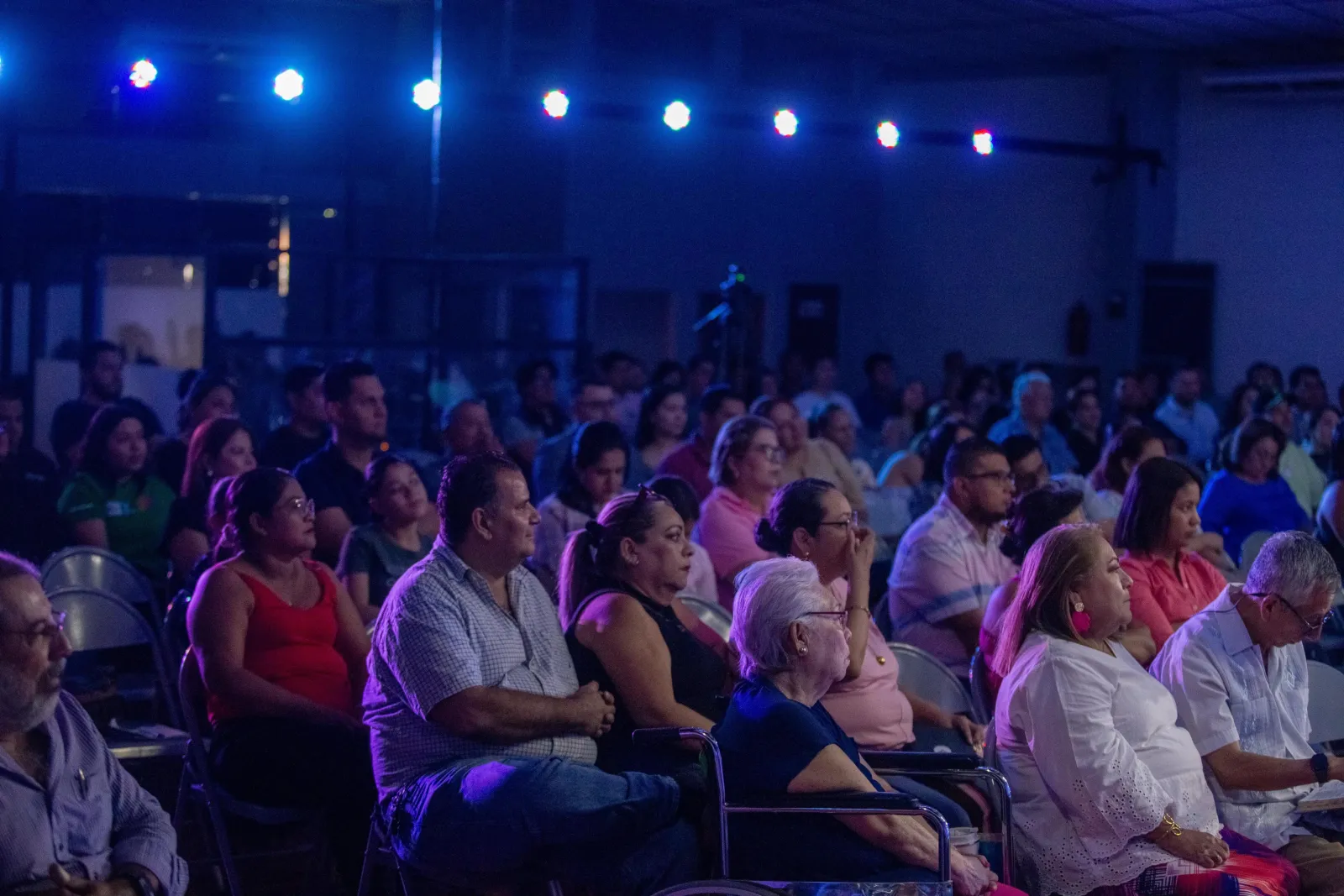 Personas reunidas durante un servicio de la iglesia