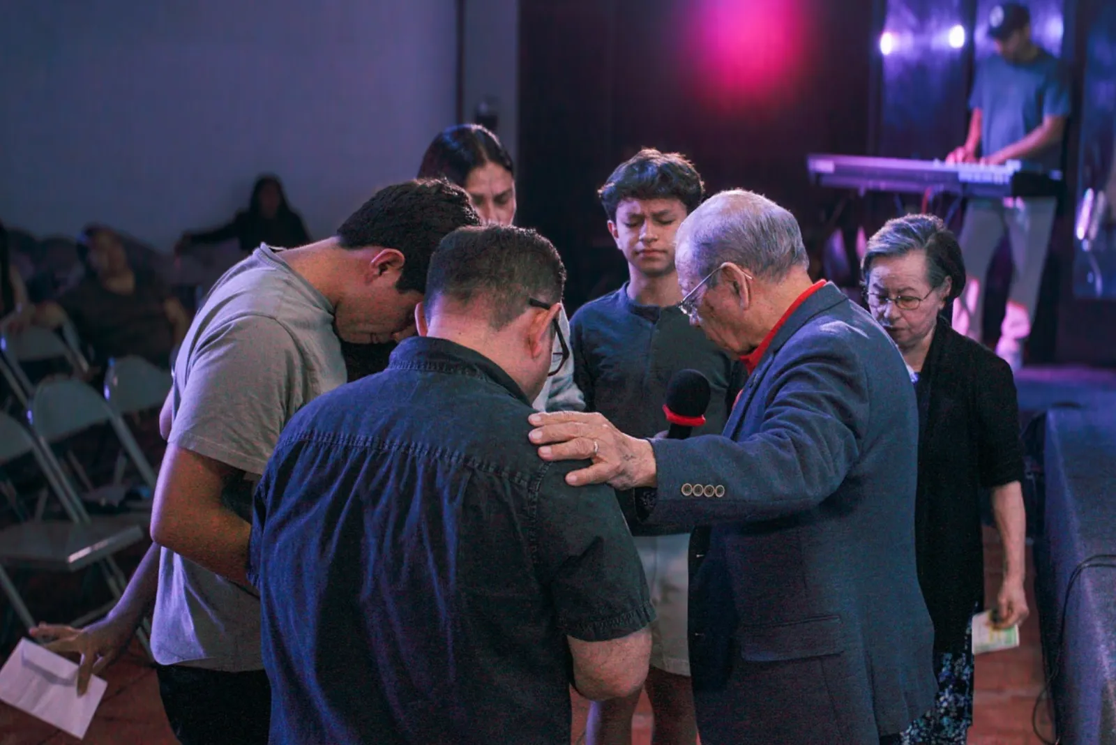 Grupo de personas orando en la iglesia