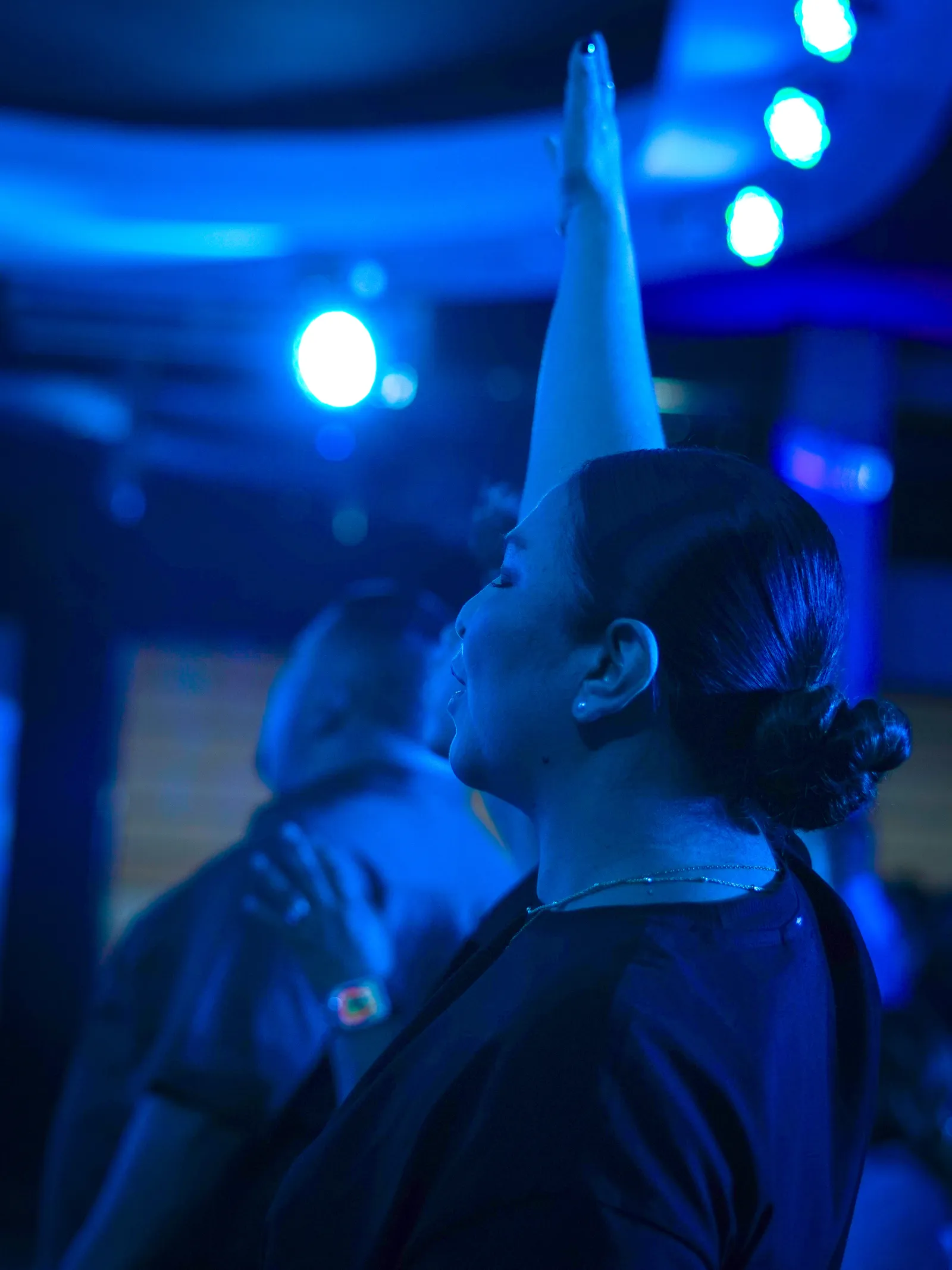 Persona participando en un momento de adoración en la iglesia